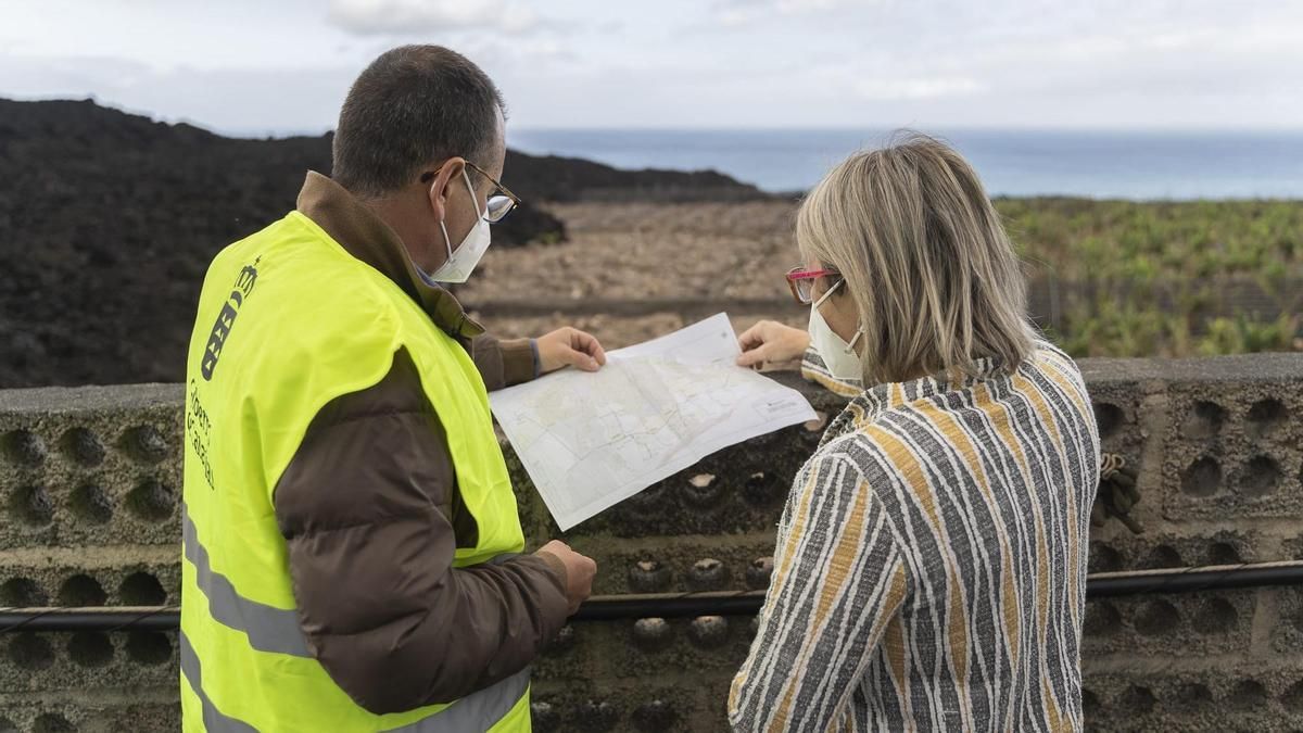 Imagen de archivo de Alicia Vanoostende, consejera de Agricultura, Ganadería y Pesca del Gobierno de Canarias, durante una visita a las fincas sepultadas por la lava en La Palma.