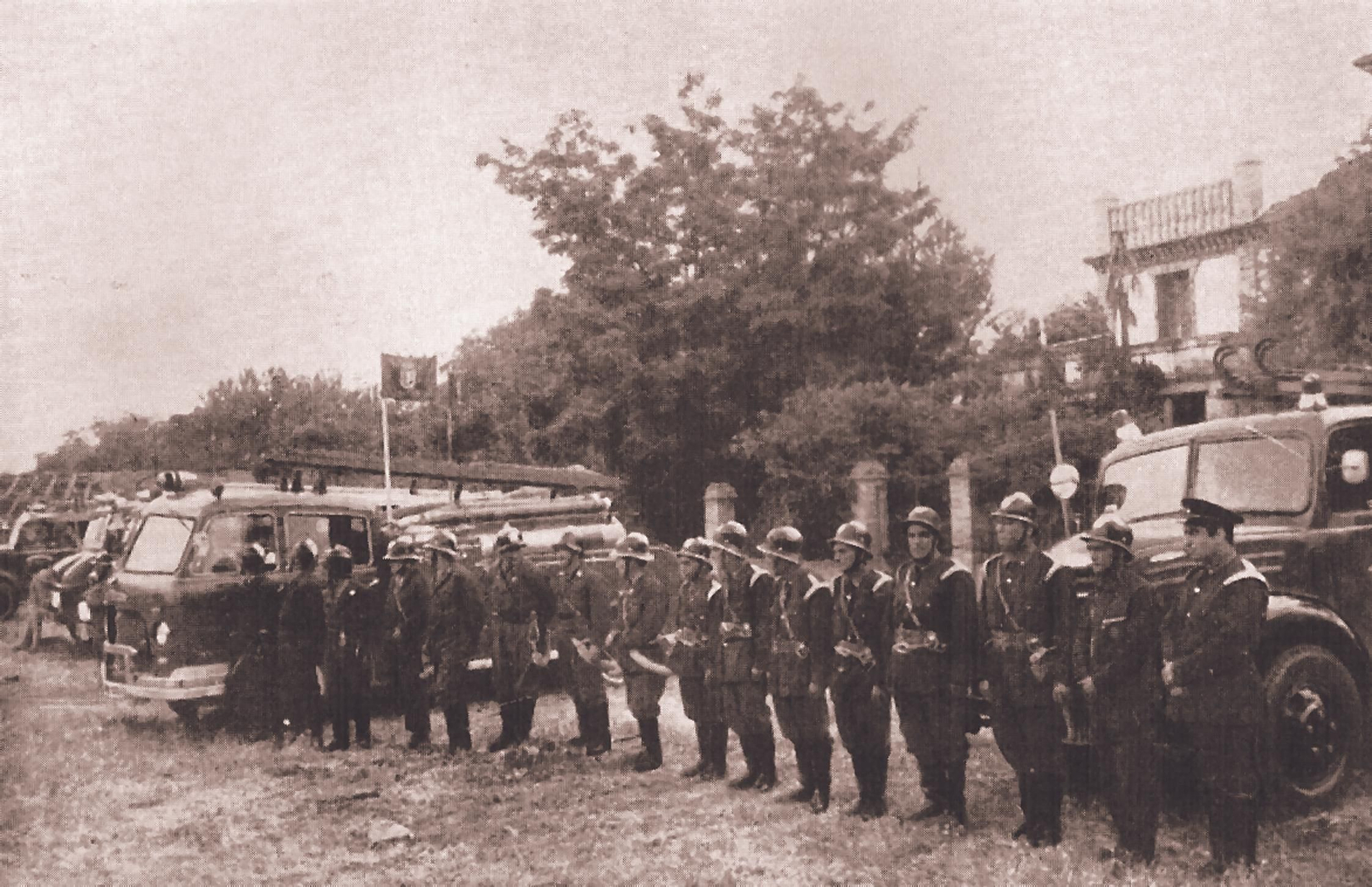 Bomberos voluntarios en unas prácticas en Calatayud en 1969.