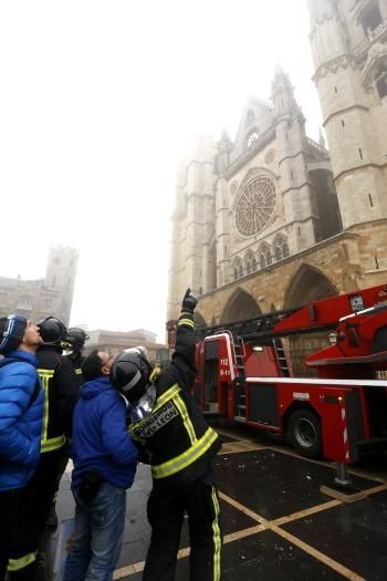 Carlos S. Campillo / ICAL Desprendimiento de un vierteaguas de la Catedral de León