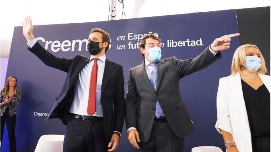 El presidente nacional de la formación, Pablo Casado y el presidente autonómico, Alfonso Fernández Mañueco, en la Convención nacional del Partido Popular. / Miriam Chacón / ICAL
