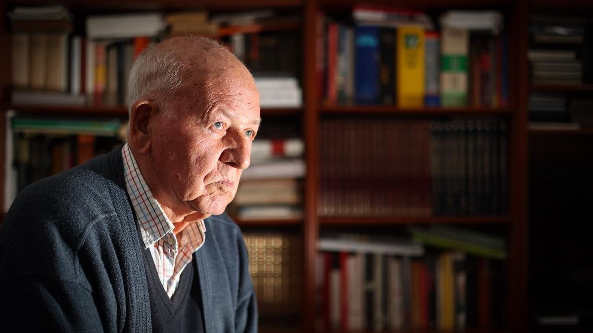 Toni Malalt posee una amplia biblioteca a la que se retira a leer por las tardes: en esa habitación se realizó una parte de la entrevista incluida en este reportaje.