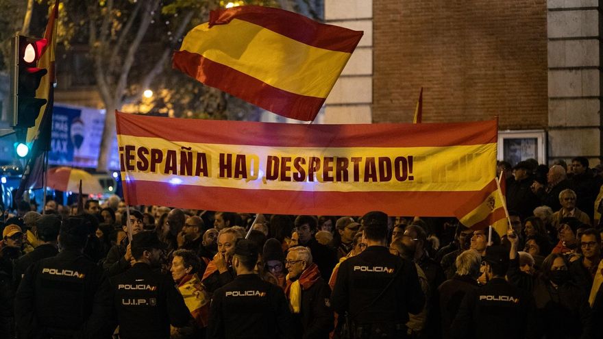 Decenas de personas durante una manifestación contra la amnistía frente a la sede del PSOE en Ferraz, a 20 de noviembre de 2023, en Madrid.