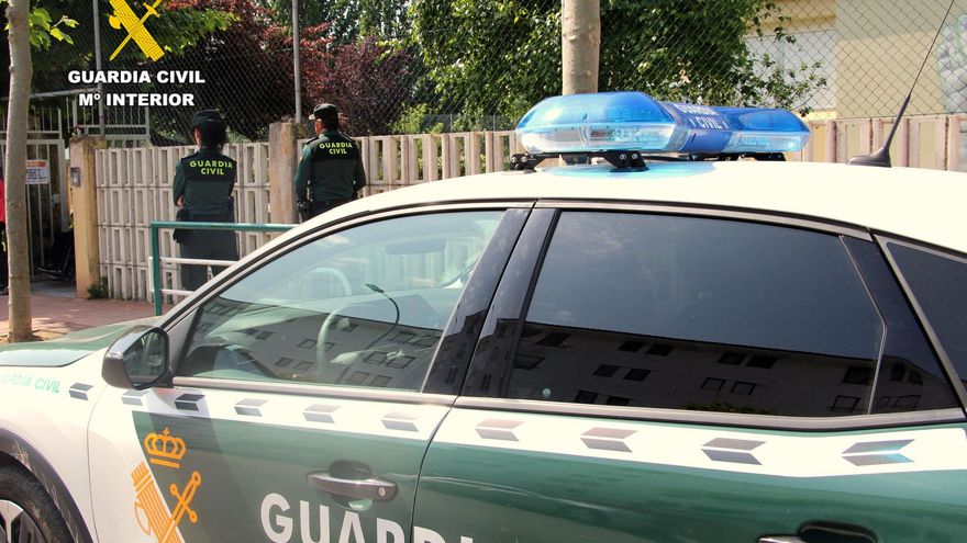 La Guardia Civil vigila un centro educativo