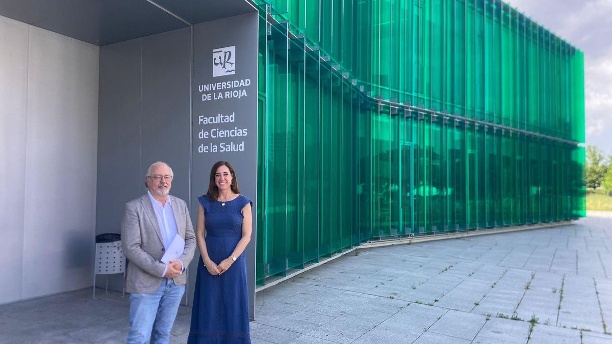 El concejal Jesús López con la decana de la Facultad de Ciencias de la Salud, Carmen Patricia Pérez Matute