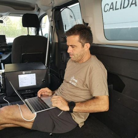 El investigador del Instituto de Productos Naturales y Agrobiología (IPNA) del CSIC, Sergio Rodríguez, realiza mediciones en La Palma