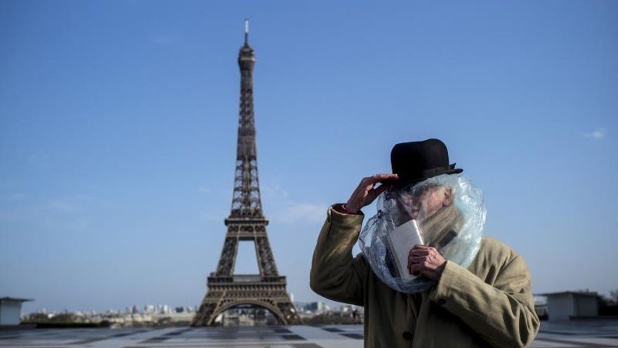 La Torre Eiffel rendirá homenaje a los "héroes" que luchan contra el COVID-19.