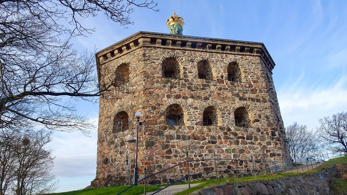 Muros de piedra de la Skansen Kronan.