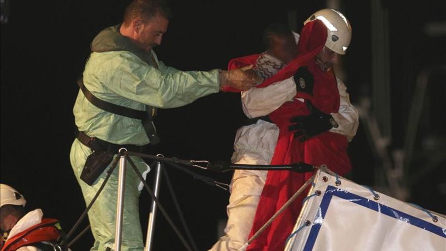 Llegan a Almería 51 rescatados patera, entre ellos 4 bebés y dos embarazadas