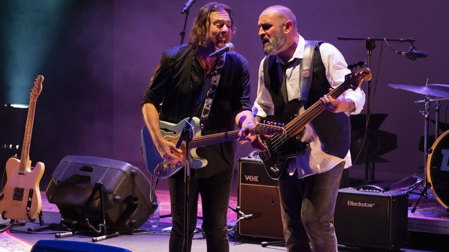 ZEQUI con su bajista y director musical Sergio Valcárcel