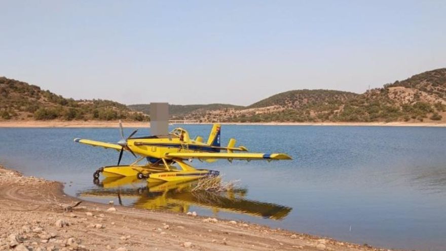 Un medio aéreo que trabaja en un incendio forestal en Luzaga sufre un fallo técnico: el piloto está bien