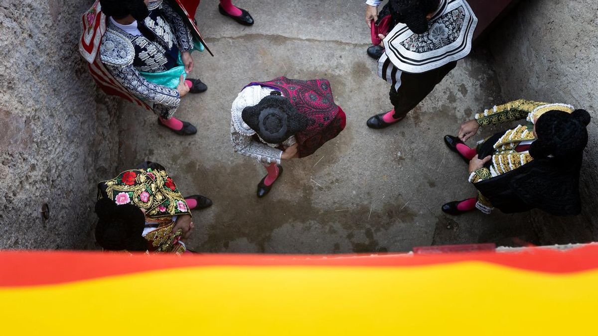 Los toreros aguardal al paseíllo mientras buena parte del público insulta a Pedro Sánchez.