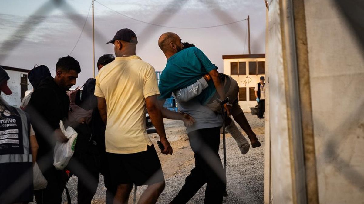Traslado de cientos de migrantes a un nuevo centro temporal de acogida en Ceuta
