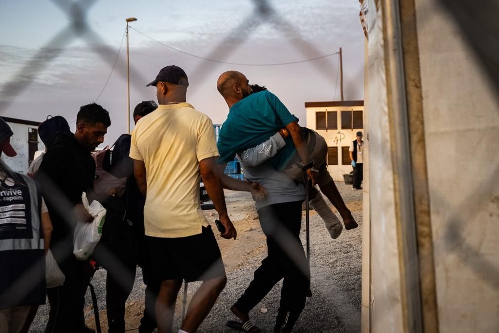 Traslado de cientos de migrantes a un nuevo centro temporal de acogida en Ceuta