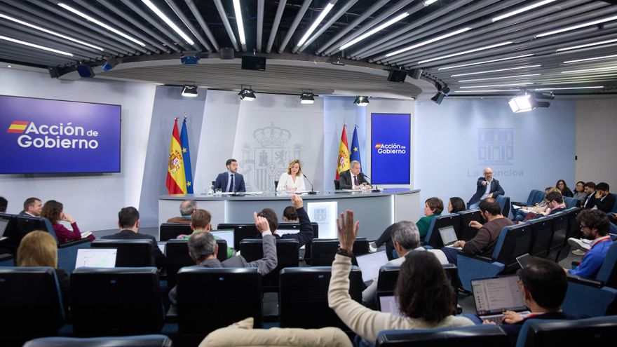 (I-D) El ministro de Derechos Sociales, Consumo y Agenda 2030, Pablo Bustinduy; la ministra de Educación, Formación Profesional y Deportes y Portavoz del Gobierno, Pilar Alegría, y el ministro de Industria y Turismo, Jordi Hereu.