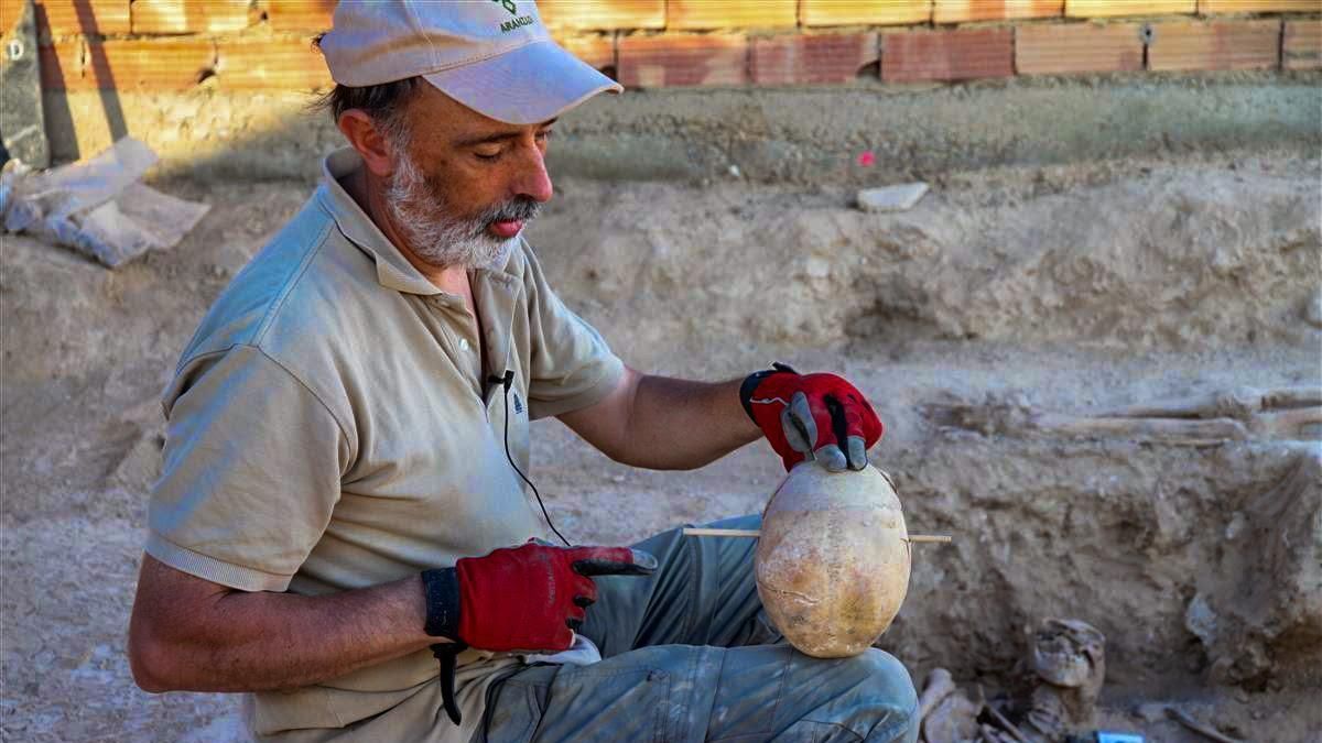 Cartas, anillos o estampitas: las fosas comunes de Navarra que aún guardan "personalidad, sueños e ilusiones"