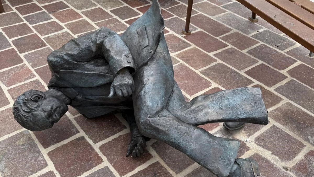 Escultura vandalizada del poeta Pedro García Cabrera en Vallehermoso.