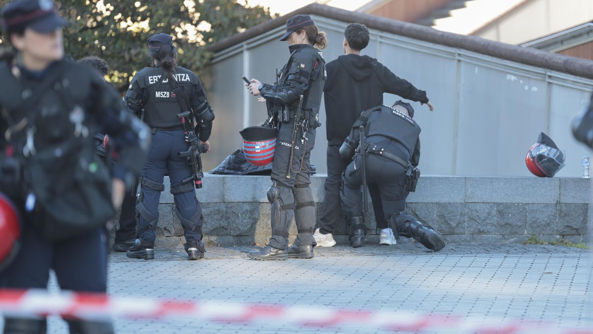 Agentes de la Ertzaintza registran a jóvenes durante una manifestación de estudiantes este lunes por el centro de Bilbao "contra el fascismo" y en protesta por el acto anunciado por el agitador y activista político Vito Quiles para esta tarde en la ciudad. EFE/Luis Tejido