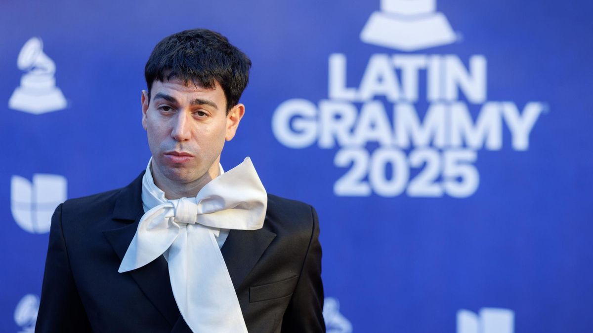 Mateo Sujatovich festejó después de que Conociendo Rusia, junto a Jorge Drexler, ganaran el premio a Mejor canción de pop/rock, con “Desastres fabulosos”.