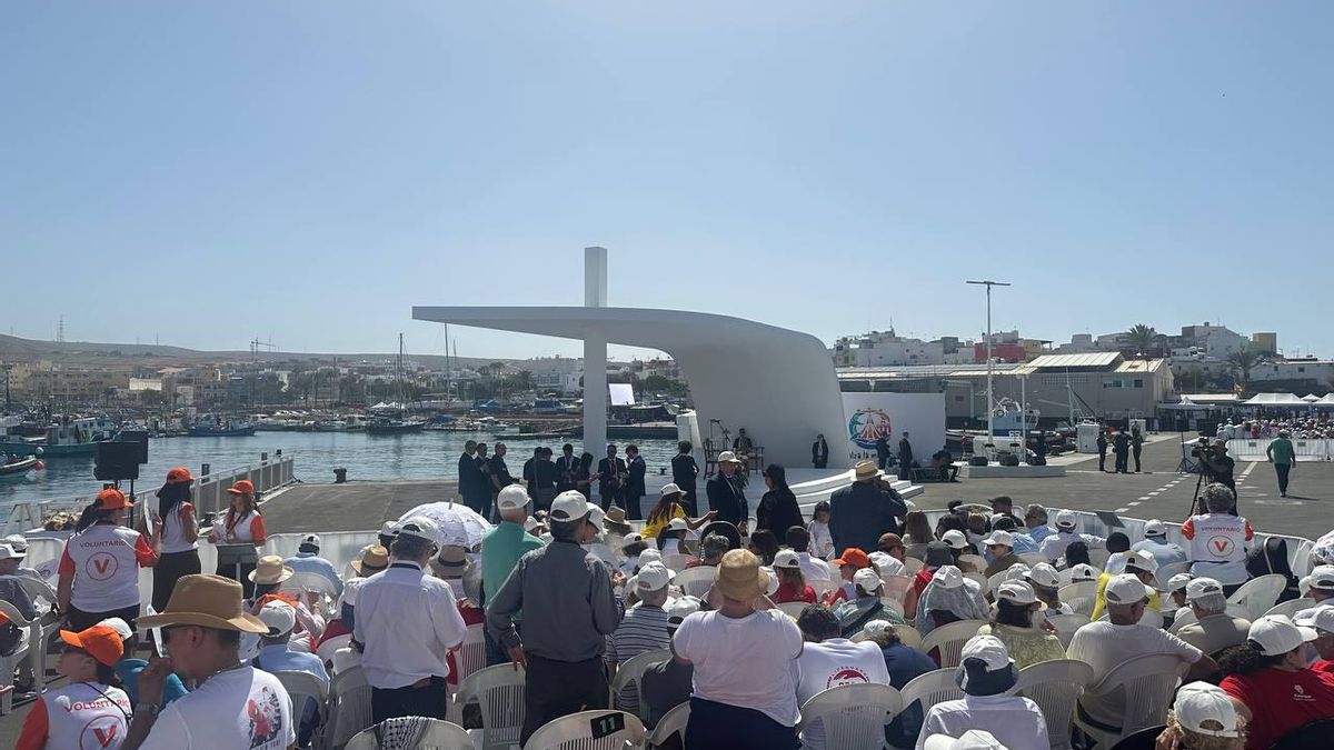 Máxima expectación en Arguineguín por el Papa: “Dormí en el suelo de este muelle en 2020 y ahora tengo esperanza”