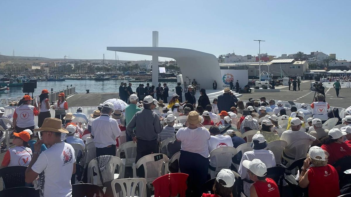 Máxima expectación en Arguineguín por el Papa: “Dormí en el suelo de este muelle en 2020 y ahora tengo esperanza”