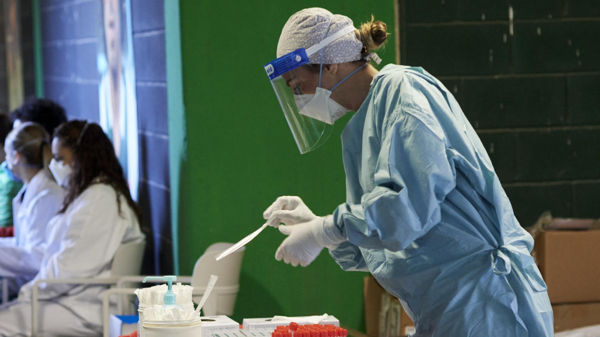 Archivo - Una trabajadora sanitaria se prepara para realizar tests de antígenos.