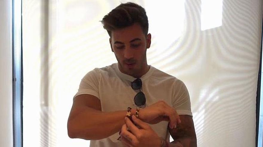 Iván muestra la pulsera de su abuela antes de partir a 'Supervivientes'