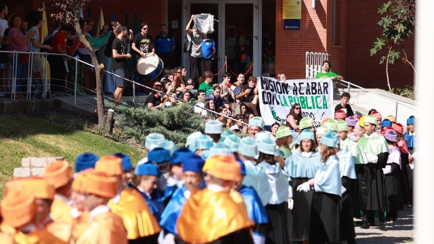 Protestas en defensa de la educación pública y banderas palestinas en la apertura del curso universitario andaluz