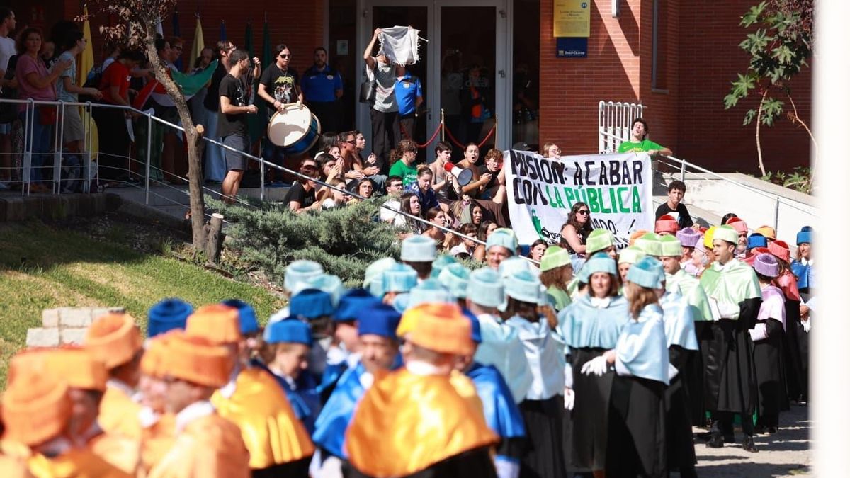 Protestas en defensa de la educación pública y banderas palestinas en la apertura del curso universitario andaluz