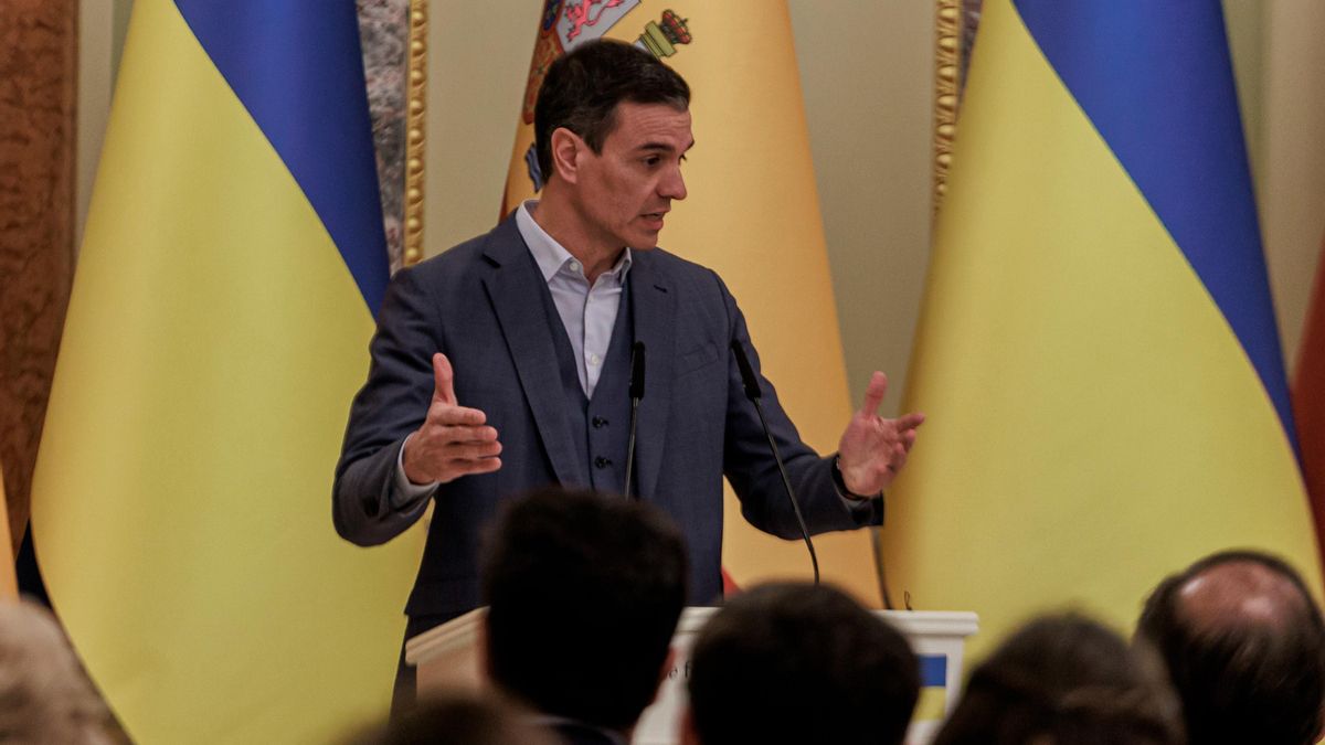 El presidente del Gobierno de España, Pedro Sánchez, pronuncia un discurso a su llegada al Palacio Mariinski, a 23 de febrero de 2023, en Kiev (Ucrania).