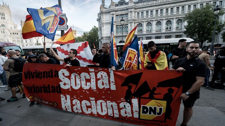 Concentración de Núcleo Nacional y otros grupos ultraderechistas para dirigirse a la acampada en Sol