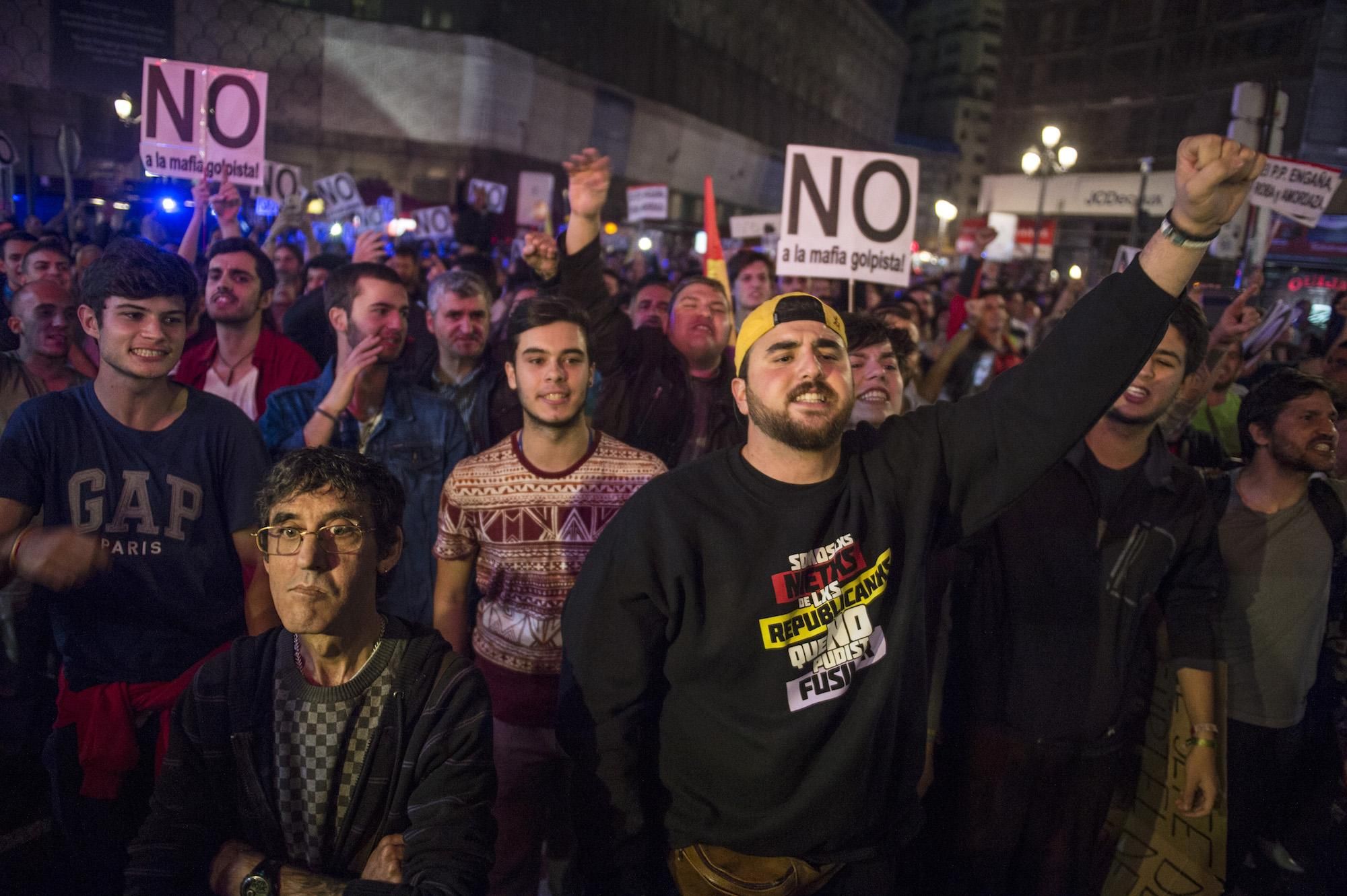Centenares de personas se concentran en la Plaza de Canalejas, próxima al Congreso de los Diputados, para mostrar su rechazo a la investidura de Mariano Rajoy