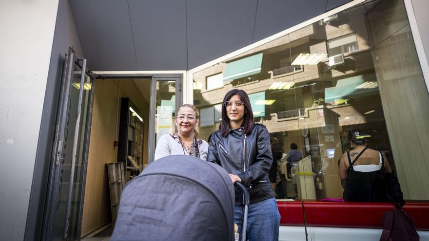 Valeria, junto a su abuela Silvia que vive en España desde décadas, y su bebé después de registrar su regularización.