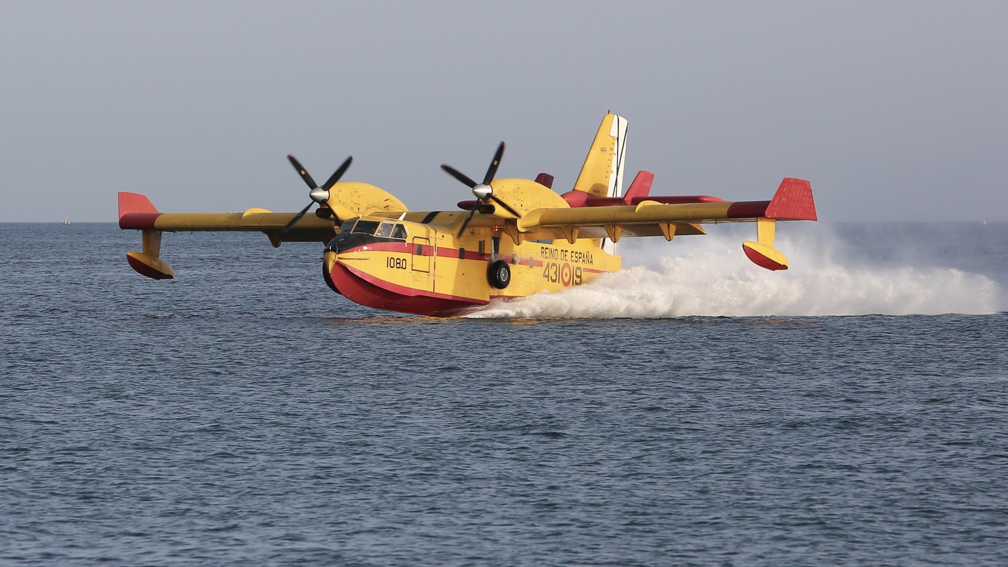 Hidroavión cargando en la bahía de Las Palmas.