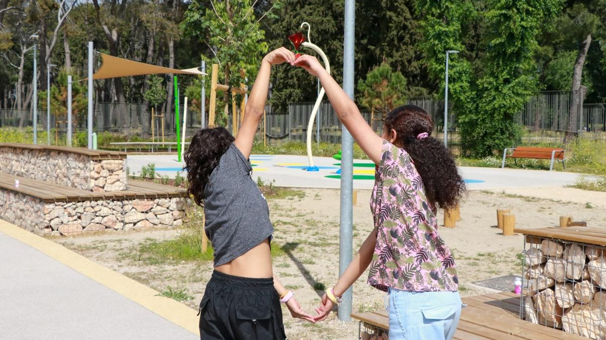 El cole de Madrid que ha tirado el muro para unirse al parque y combatir el calor: “Es un oasis climático”