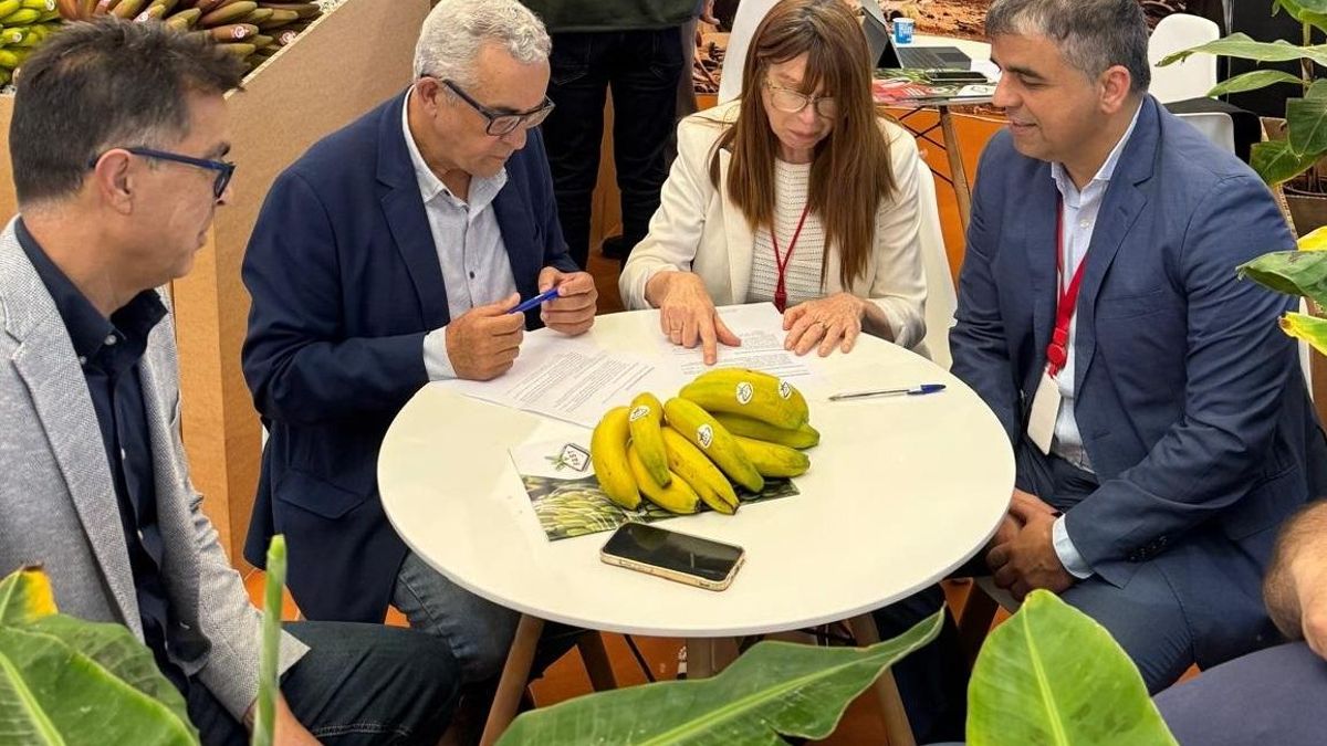 Firma del acuerdo en el stand de La Fast.