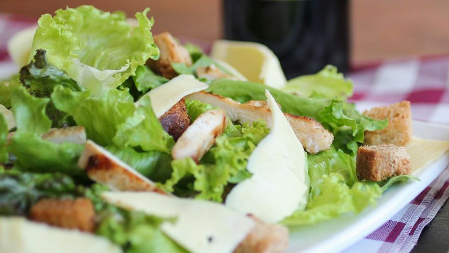Desde una ensalada hasta un gratinado: cinco recetas fáciles y nutritivas para aprovechar el pan duro