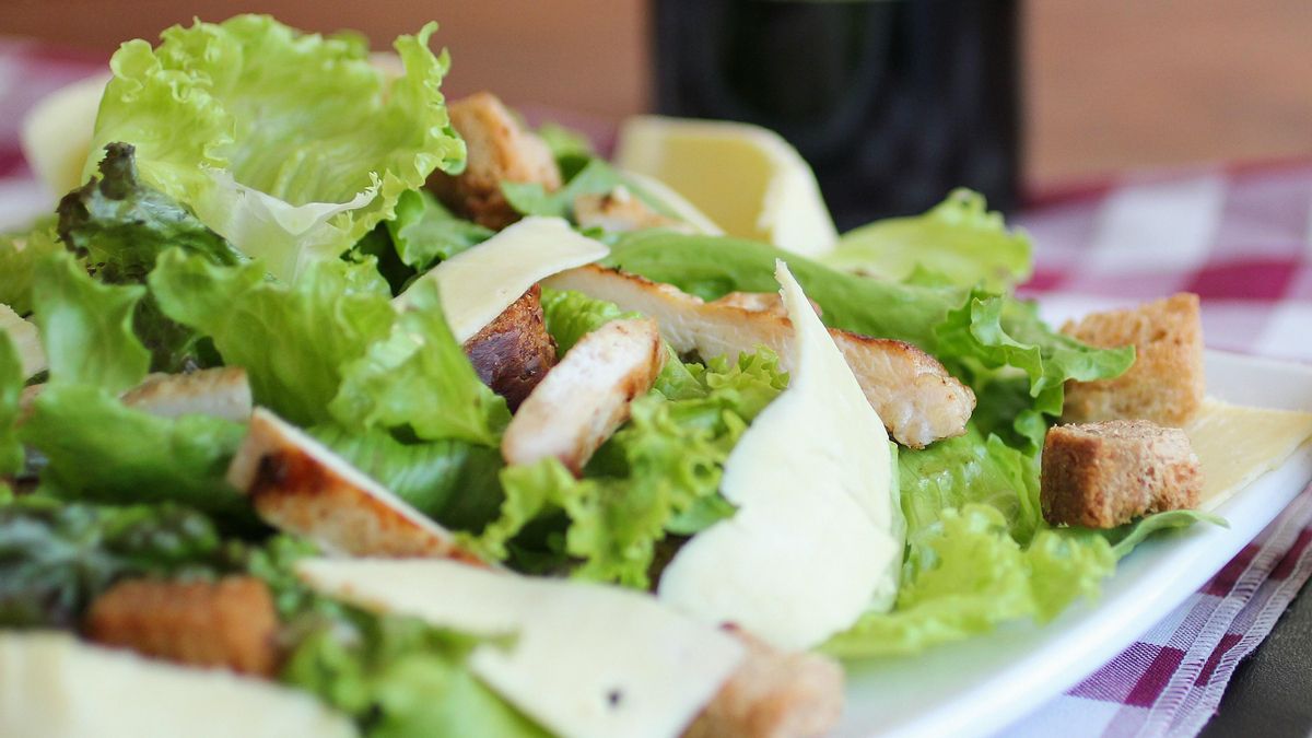 Desde una ensalada hasta un gratinado: cinco recetas fáciles y nutritivas para aprovechar el pan duro