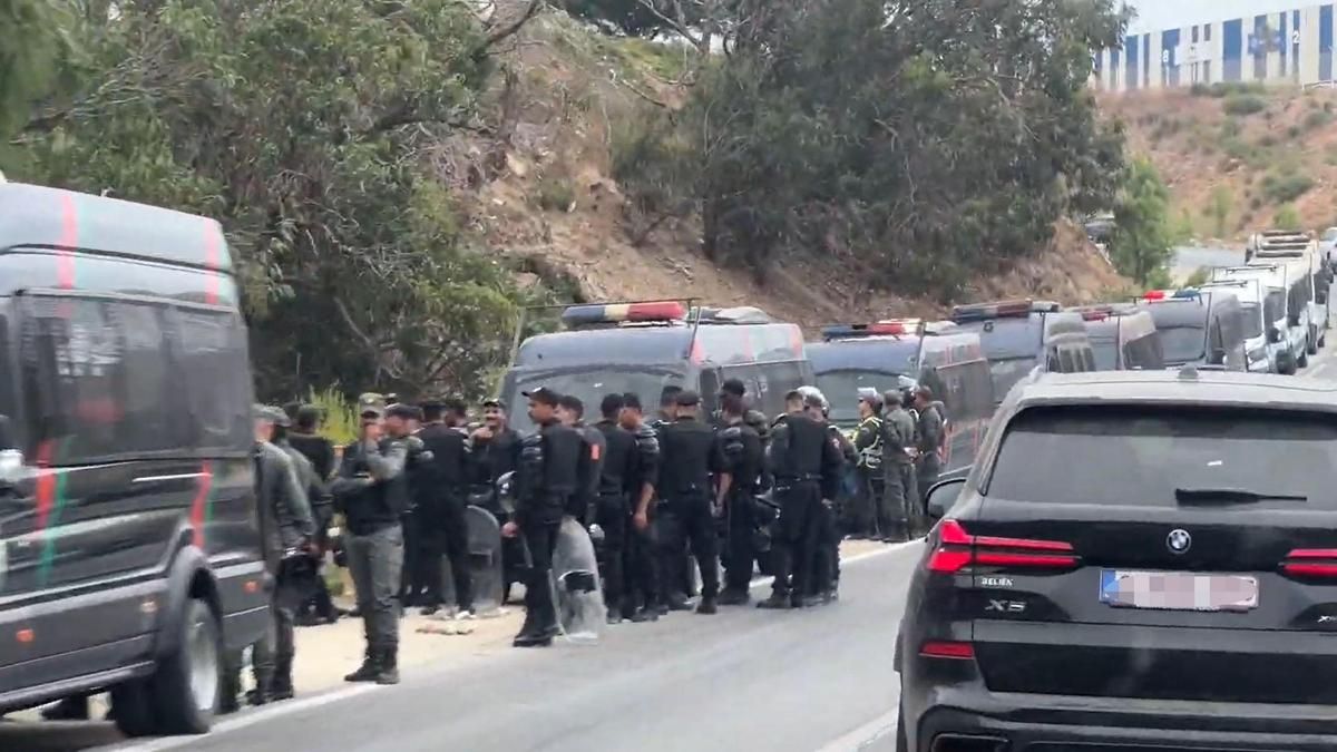 Las fuerzas de Seguridad de Marruecos frustraron este sábado un intento de cruzar de forma irregular a la ciudad española de Ceuta de cientos de migrantes, en su mayoría subsaharianos, que se habían ocultado en las afueras de la urbe fronteriza de Fnideq (Castillejos en español)