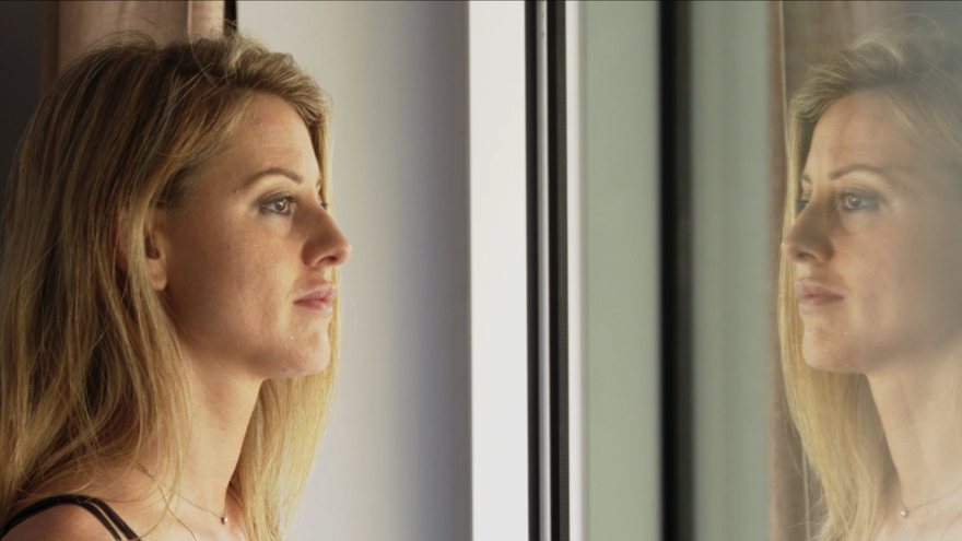 La hija de uno de los médicos fallecidos/ Fotograma de 'Vocación'