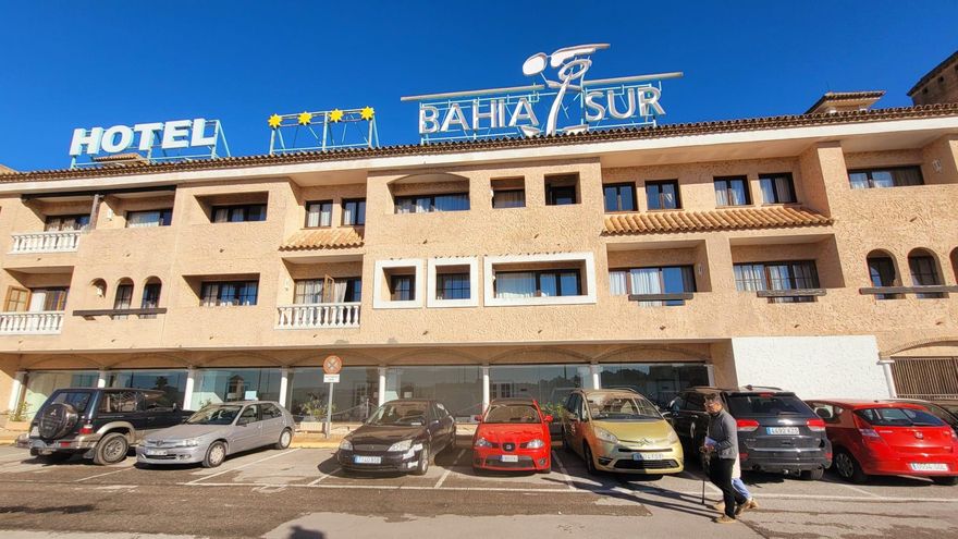 El Gobierno andaluz adjudica a dedo dos millones de euros a un hotel de playa que usa como residencia escolar