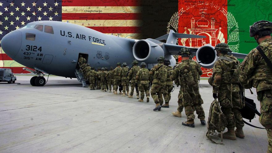  Tropas estadounidenses embarcando con montaje con banderas de Estados Unidos y Afganistán  Foto: EFE/Igor Kovalenko