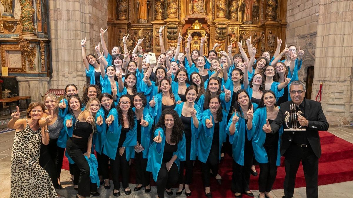 El Coro de Voces Blancas del Conservatorio de Santa Cruz de Tenerife, con uno de los premios.