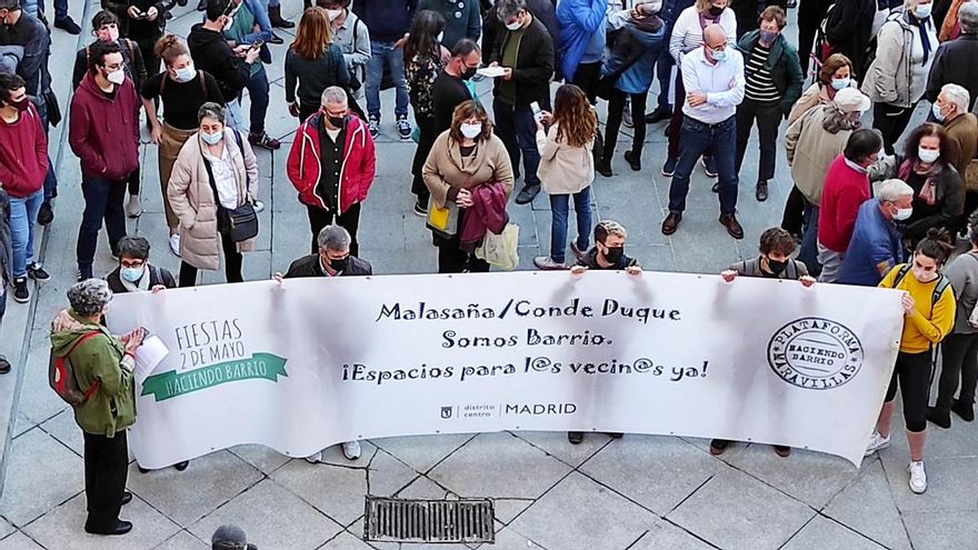 Asistentes a la protesta se fueron turnando para sujetar la pancarta tras la que se reunieron
