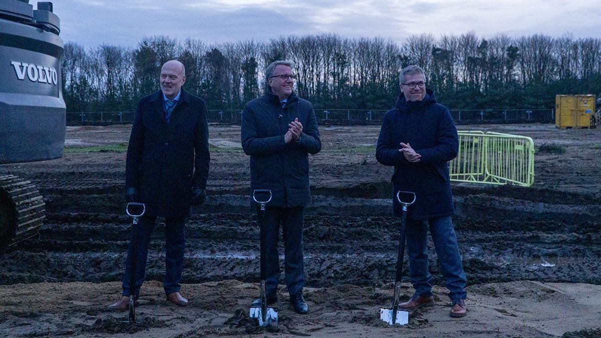 De derecha a izquierda: el director General de Fire Point en Dinamarca, Vyacheslav Bondarchuk; el ministro de Industria danés, Morten Bødskov y el alcalde, Mads Skau.