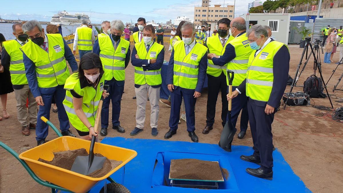 La consejera de Turismo, Yaiza Castilla, colocó así la primera piedra para la construcción de la anhelada playa de Valleseco