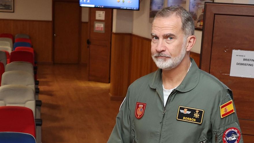 Felipe VI en la base militar grancanaria de Gando, antes de comparecer ante los medios por los efectos de la DANA