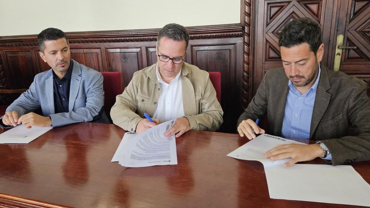 Barlovento firma un convenio con Educación para el techado de la cancha del CEO
