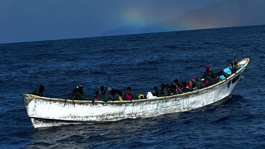 Cayuco rescatado cuando se paró a 5,5 kilómetros de la playa de Anfi del Mar, en el sur de Gran Canaria. 