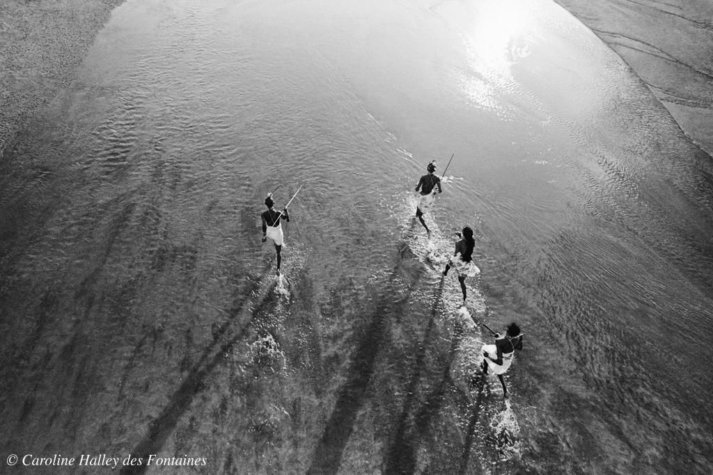 Grandes extensiones de tierra masái en Tanzania ya han sido ocupadas para la instalación de explotaciones agrícolas privadas, proyectos gubernamentales, parques naturales o concesiones de caza privadas. Nuestros antepasados lideraron a nuestro pueblo más allá de los horizontes más lejanos. Su fuerza y poder se ve en nuestras leyendas. No debemos seguir el camino de aquellas razas de hombres que han desaparecido de la faz de la tierra. Nos respalda nuestra cultura, y nuestro coraje, orgullo y noble verdad. Lemeikoki Ole Ngiyaa./ Fotografía: ©Caroline Halley des Fontaines