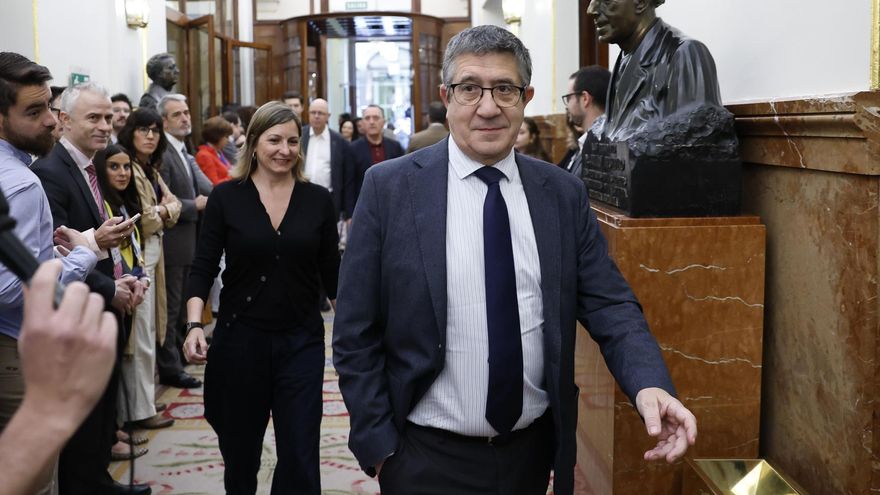 El portavoz parlamentario del PSOE, Patxi López, a su llegada este miércoles al pleno del Congreso que celebra sesión de control al Ejecutivo. La imputación del expresidente José Luis Rodríguez Zapatero en la causa de Plus Ultra ha causado conmoción en el PSOE y rearma al PP en su campaña de oposición a Pedro Sánchez. EFE/Chema Moya